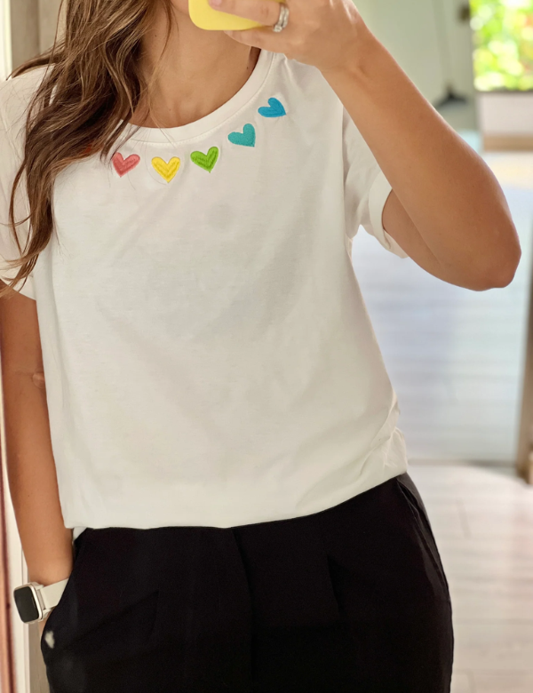 T Shirt Corazones Multicolor Bordado Blanca