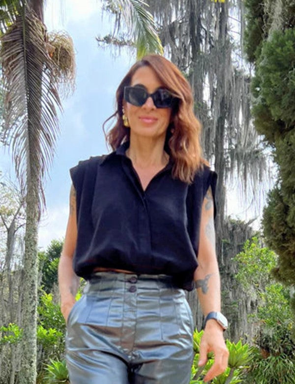 Blusa de escote en V Behla Negra