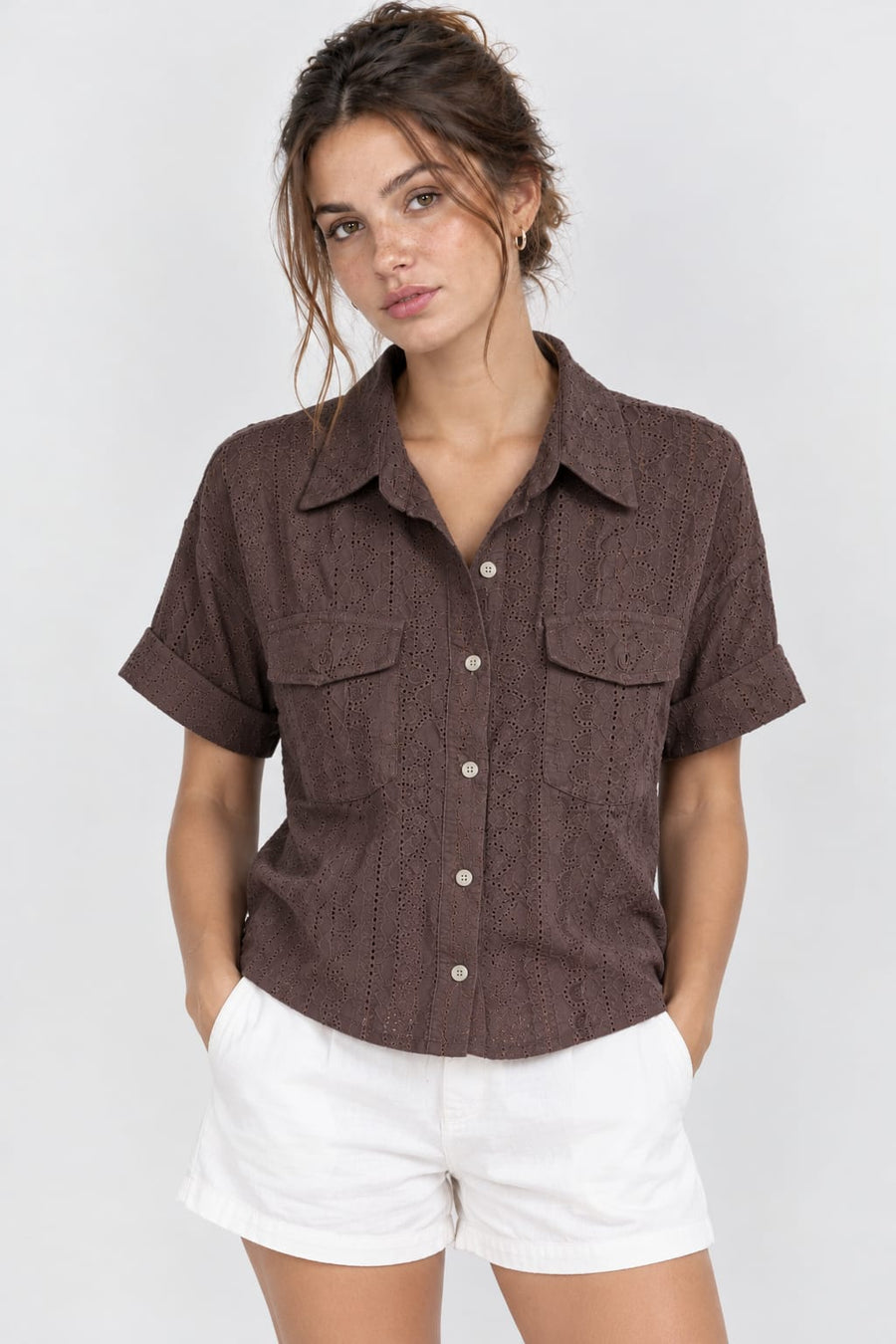 Camisa Cuello Ojalillo Bolsillos Café