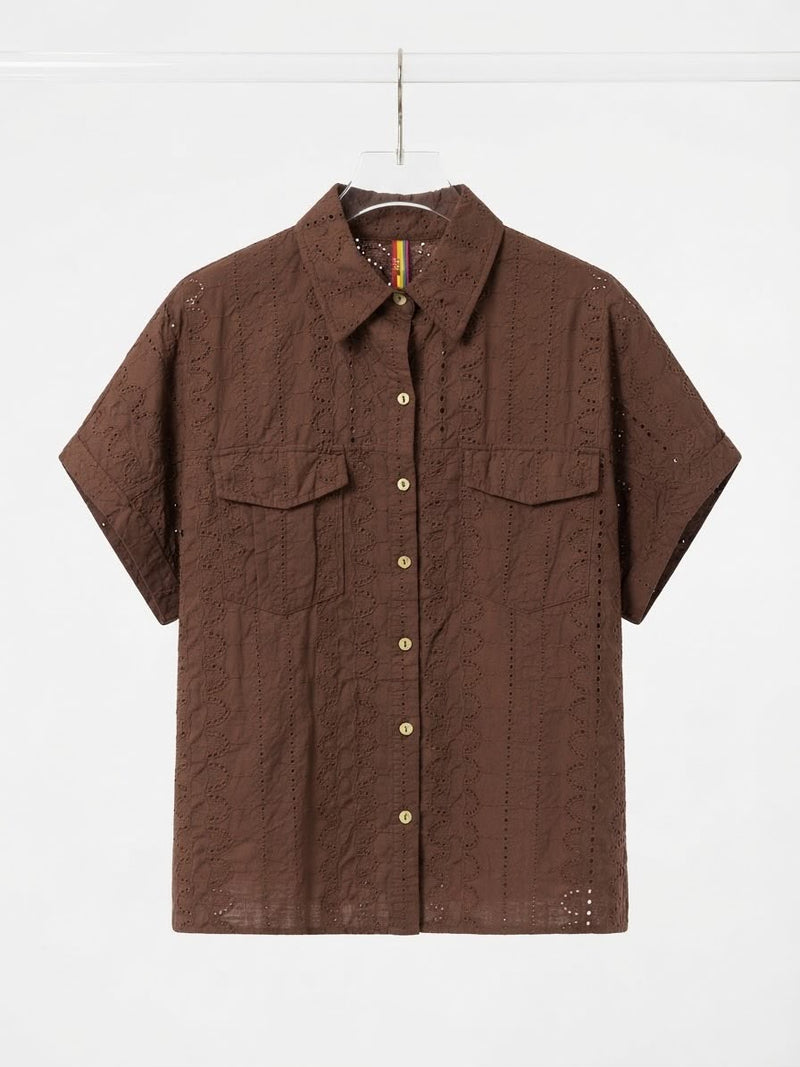 Camisa Cuello Ojalillo Bolsillos Café
